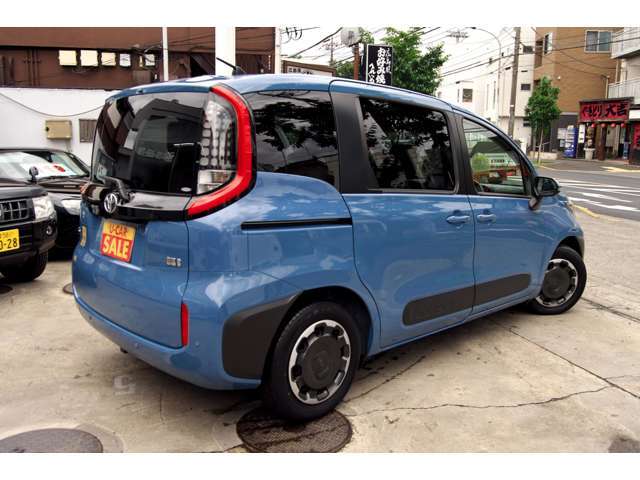 両側電動スライドドアのお車です