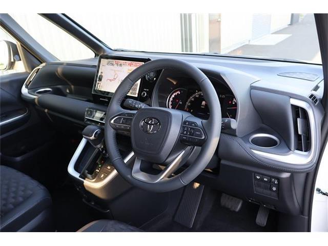 前席全体　目線も高く広い視界で安心して運転することができますね！