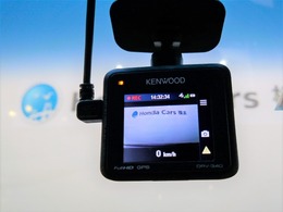 万が一の事故はもちろん快適で安全なドライブの必需品のドフロントにライブレコーダーが付いています。社外品のため保証対象外になります。