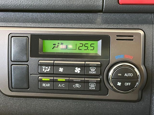 【オートエアコン】一度お好みの温度に設定すれば、車内の温度を検知し風量や温度を自動で調整。暑い…寒い…と何度もスイッチ操作をする必要はありません。快適な車内空間には必須の機能ですね♪