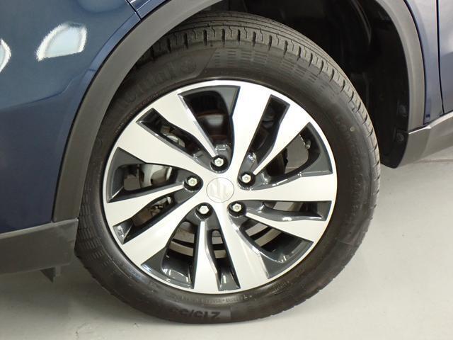 かっこいいデザインの純正アルミホイールが　足元を引き締めます。　タイヤサイズは、215/55R17です☆