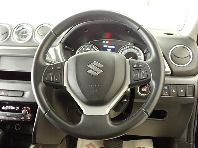 本革巻きのステアリングホイールが　車内に高級感をプラスします。手になじみ、運転しやすいです。