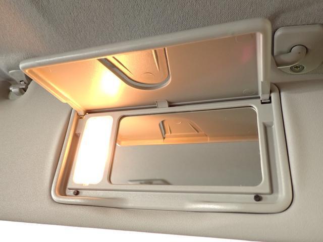 薄暗い立体駐車場や夕方でも　車内で手軽に身だしなみチェックが可能な　照明付バニティーミラー。