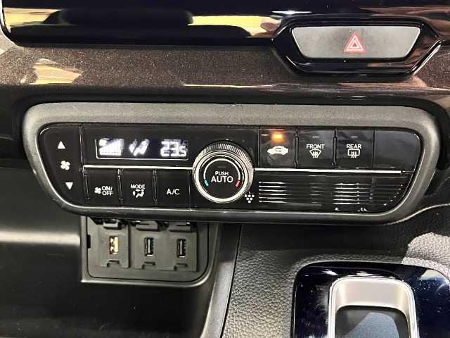 オートエアコンが装備されております！！車内を快適な温度に保つことが出来ます♪