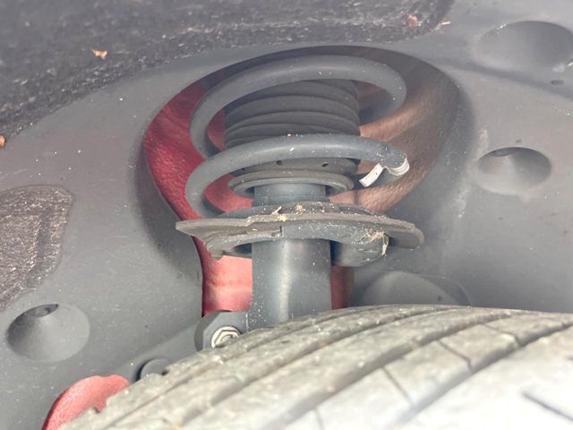 お車を安心してお乗りいただく為には、足回りの定期点検が欠かせません。サービスサポート（有償保証）では無料点検もご提供しており、安心のカーライフをお過ごしいただけるサポート体制が整っています。