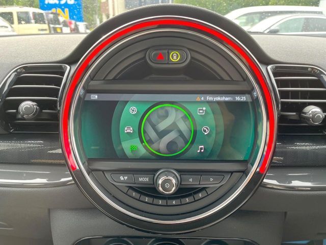純正ナビ:一体感のあるナビは、高級感ある車内を演出してくれます。Bluetooth再生などオーディオ機能も充実しておりますので、運転もより楽しめます♪