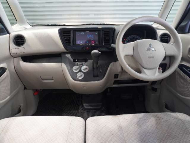 【室内】シートや内装各部への徹底した清掃を実施。