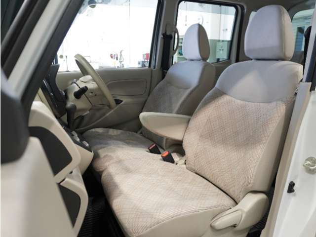 【フロントシート】からだを包みこむような形状でホールド感があり、ロングドライブでも疲れにくいシート。後ろの席のゆとりも考えた背面形状など、機能を踏まえながらスマートなデザイン！