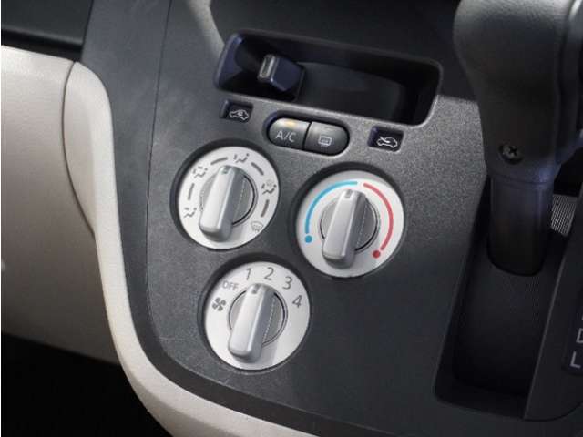 【マニュアルエアコン】直観的に操作できるシンプルなデザイン。