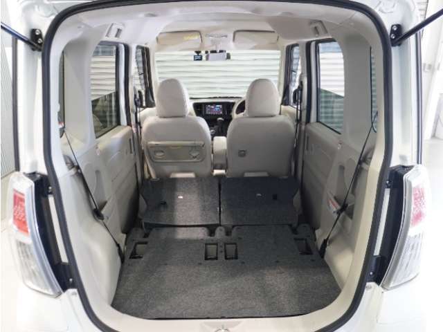 【トランクスルー機構】後席を前に倒してトランクルームとつなげ、長尺物の収納を可能にするトランクスルー機構も備えています。