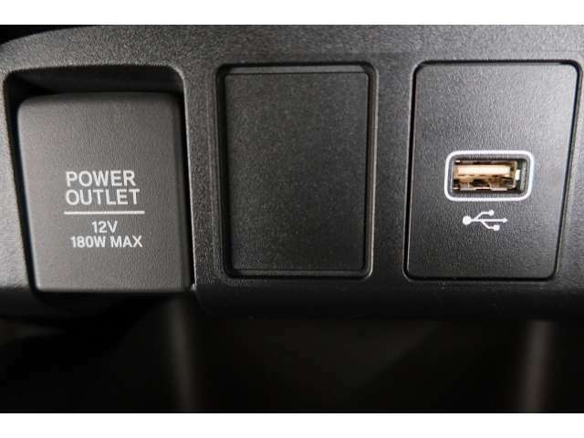 【USBポート】USBポートも装備されています♪スマートフォンのオーディオに連携も可能です。今や欠かせない装備の一つです！