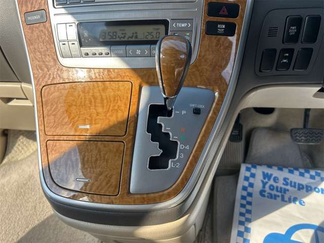 ★全車徹底クリーニング★車内はもちろんエンジンルームまで徹底して清掃！お客様の厳しい目で隅々までチェックしてください