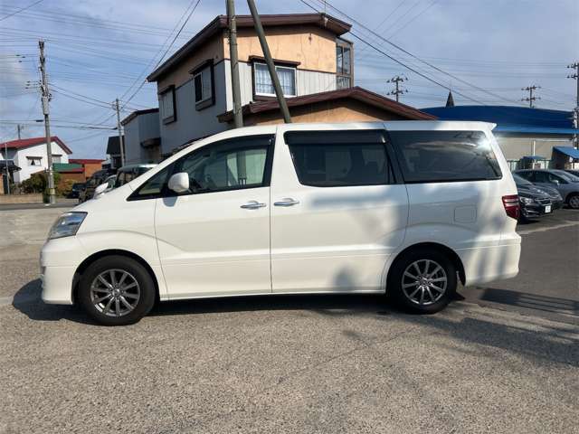 夜22時までライトアップ！展示車見放題！夜間はスタッフも居ませんが、時間を気にせず心置きなく御覧ください。