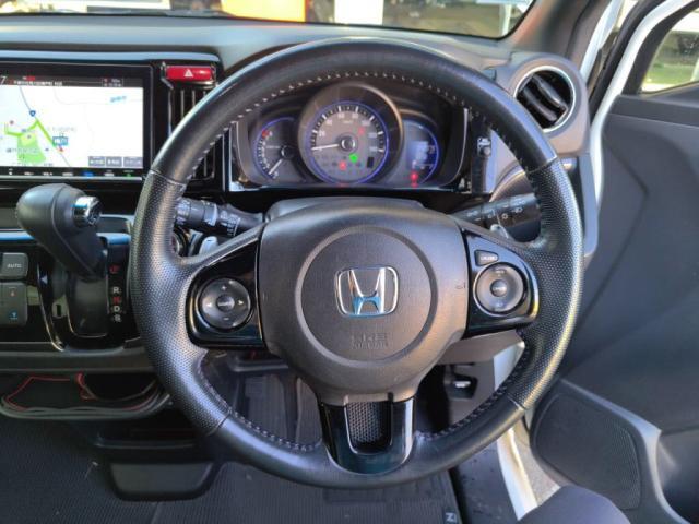 ステアリングスイッチが付いているので、運転中でも操作可能です！
