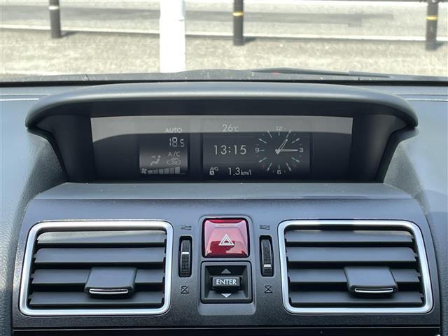 こちらエアコンの吹き出し口の写真です。匂い等特にございませんのでご安心ください。また別途有料で、室内クリーニングプランあります。折角購入するお車ですから綺麗に乗りたいですよね。是非お任せください！