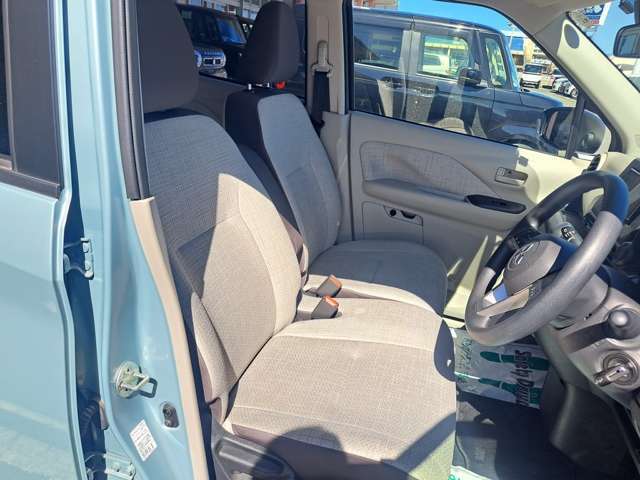 フロントベンチシートなので、運転席広々、助手席も広々！