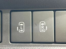 【両側パワースライドドア】スマートキーや運転席のスイッチで後席両側スライドドアの開閉が可能♪電動だから力を入れてドアを開ける必要が無く、小さなお子様でも簡単に開け閉めでき快適です♪