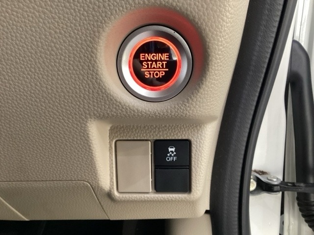VSA装備車です。VSAはドライバーの操作と車の動きを見守っています。もし車の挙動が乱れたとき、4輪別々にブレーキをかけたり、エンジンパワーをしぼることによって車を安定させます。