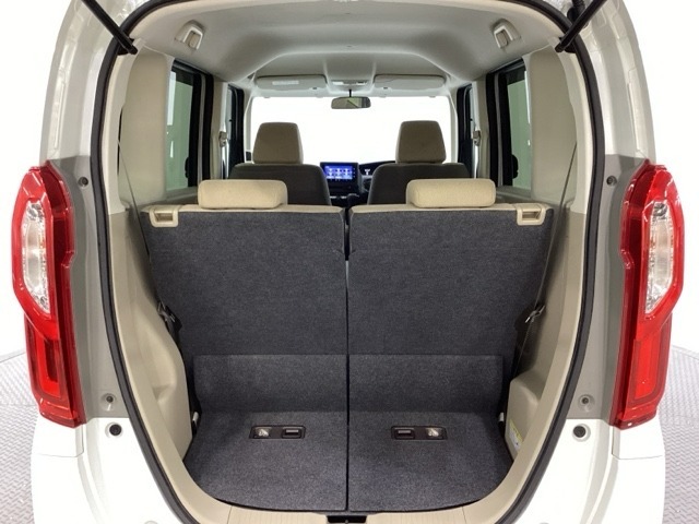 開口部も広く荷物の積み下ろしもしやすいお車となっております。シートの背もたれは5：5の割合で背もたれを可倒でき、前後のシートスライドもできるので荷室をひろげることができます。