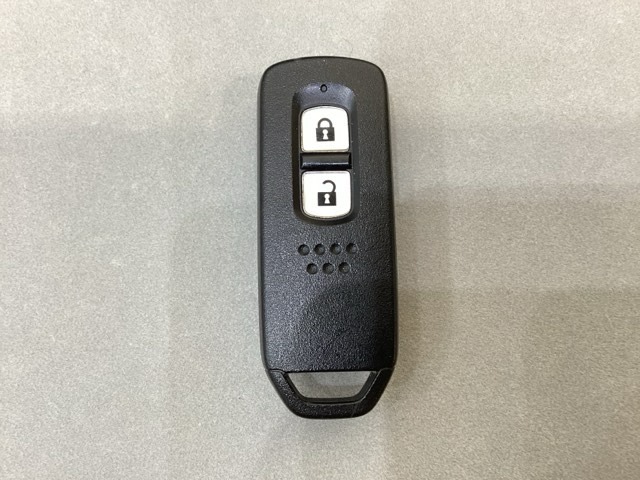 スマートキーを装備しています。鍵を差し込むことなくドアロックの開け閉めと、スタートボタン操作でのエンジンスタートができます。