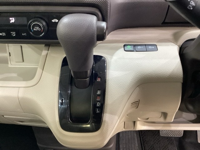 CVT車のセレクトレバーです。低速から高速まで、変速ショックのないスムーズな走りを実現するとともに、エンジン効率のよい領域を維持することで燃費にも貢献します。