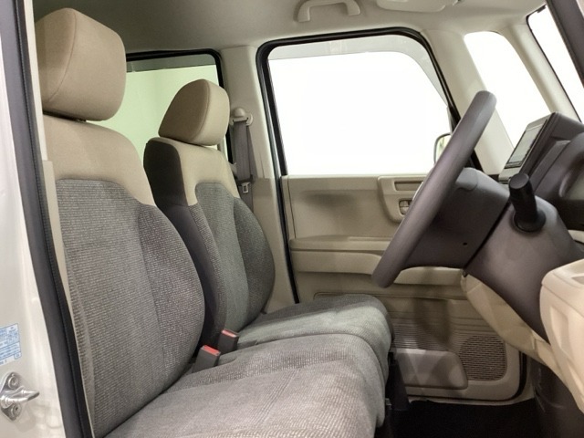 座面も厚みがあり背もたれも高く、広い足元にゆったり座れるシートです。運転席と助手席の間が空いている為、助手席側への移動がスムーズです。交通量の多い道でも助手席側から乗り降りができます。