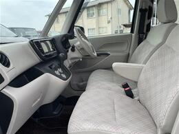 【助手席】きれいな助手席なので家族や友だちに乗ってもらっても安心です！新品のフロアマットのご注文も可能です。掲載箇所以外にご希望の写真がございましたらお気軽にお問い合わせ下さい。