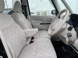 【運転席】座り心地が良いシートなので長時間の運転でも快適にお過ごしいただけます。新品のフロアマットのご注文も可能です。掲載箇所以外にご希望の写真がございましたらお気軽にお問い合わせ下さい。