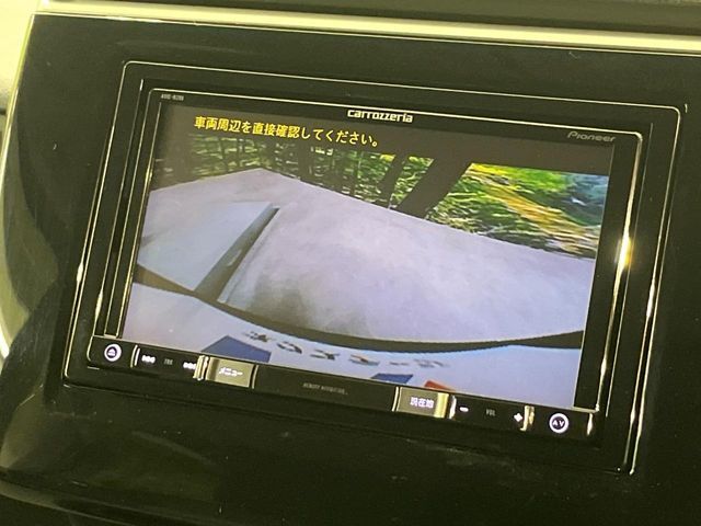 【バックカメラ】駐車時に後方がリアルタイム映像で確認できます。大型商業施設や立体駐車場での駐車時や、夜間のバック時に大活躍！運転スキルに関わらず、今や必須となった装備のひとつです！