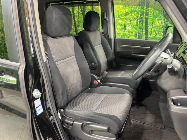 運転席シート廻りは使用感も少なく、良好な状態となっています。丁寧に使われていたことがよくわかりますね。