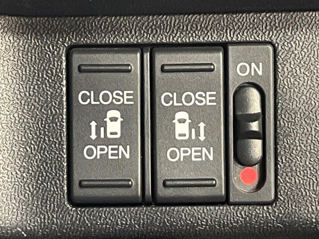 【両側パワースライドドア】スマートキーや運転席のスイッチで後席両側スライドドアの開閉が可能♪電動だから力を入れてドアを開ける必要が無く、小さなお子様でも簡単に開け閉めでき快適です♪