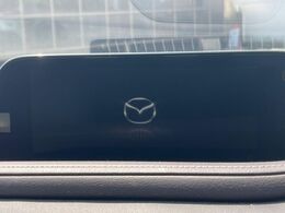 【8.8インチマツダコネクト】車内の雰囲気にマッチした大型のディスプレイ。スマホ接続でのナビ使用やBluetooth再生等、様々な機能が楽しめます。直感的なダイヤル操作が可能で、使い勝手も良好です。