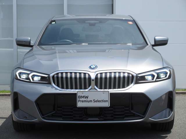 BMWと言えば特徴的なキドニーグリル。ダイナミックなフロントマスクを演出します。