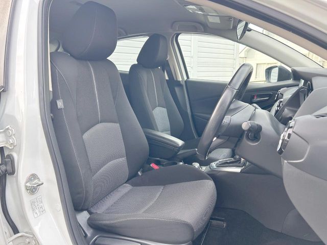 運転席まわりには十分なスペースがあり、大柄な方でもゆったり運転していただける環境です。