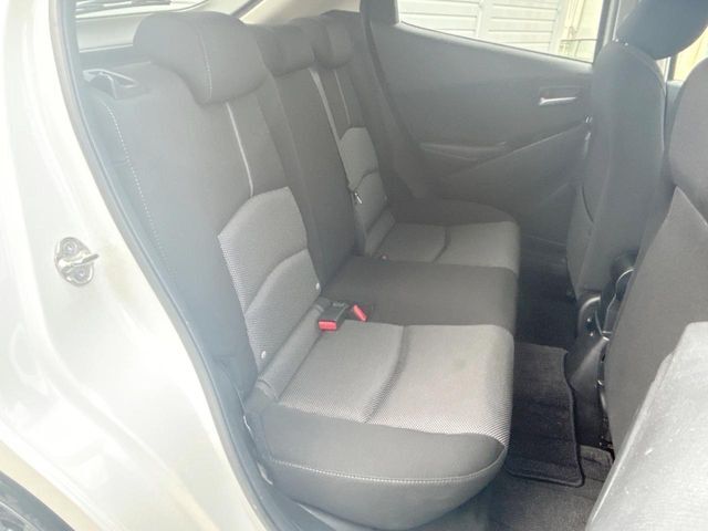 広々とした2列目シートは居住性が高く、居心地も快適！友達や家族とのお出かけにぴったりです。ベビーシートやチャイルドシート使用時も快適にお過ごしいただける十分な空間を確保しています。