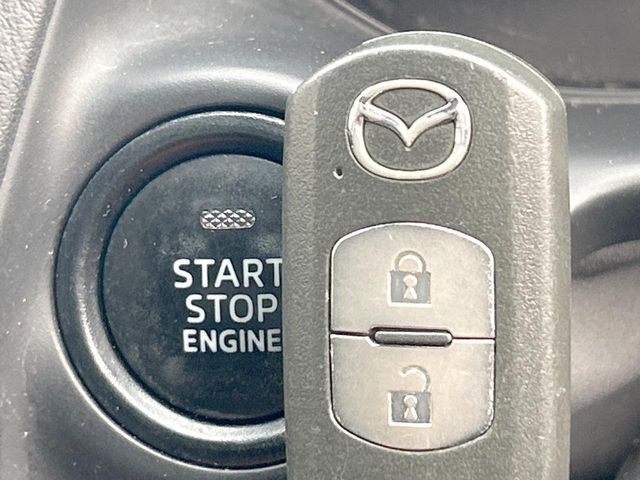 【アドバンストキー】カバンやポケットに入れたままでもドアの施錠・解錠が可能なスマートキーを装備。エンジンのオン・オフ時もカギを取り出す必要が無いからとっても便利です♪