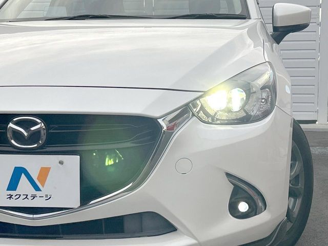 【LEDヘッドライト】悪天候や夜間走行時も良好な視界を確保し安心して運転できる高輝度LEDヘッドライトを装備！点灯速度が早く、消費電力も抑えられています。