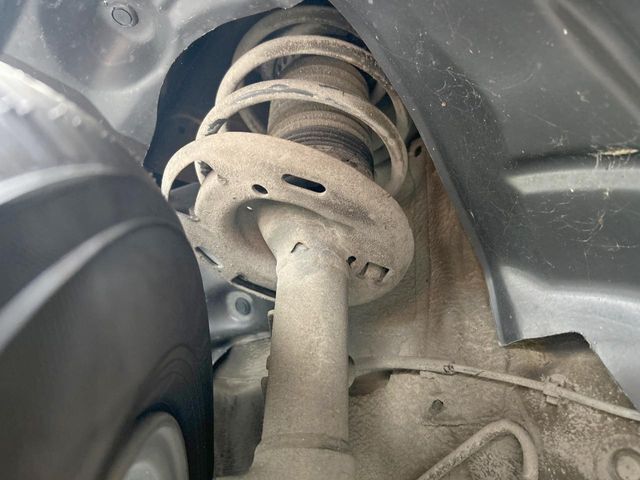 お車を安心してお乗りいただく為には、足回りの定期点検が欠かせません。サービスサポート（有償保証）では無料点検もご提供しており、安心のカーライフをお過ごしいただけるサポート体制が整っています。