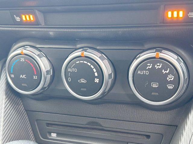 【オートエアコン】一度お好みの温度に設定すれば、車内の温度を検知し風量や温度を自動で調整。暑い…寒い…と何度もスイッチ操作をする必要はありません。快適な車内空間には必須の機能ですね♪