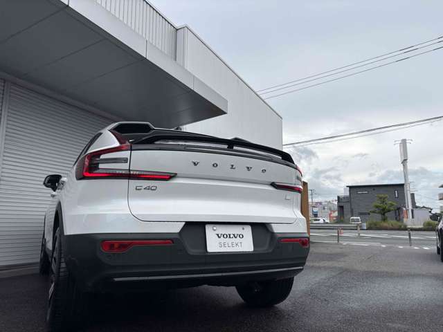 後方左右の視界が遮られて見通しが悪い駐車スペースから後進して出る際、リアバンパー左右に内蔵されたミリ波レーダーが、接近する車両や歩行者を検知します