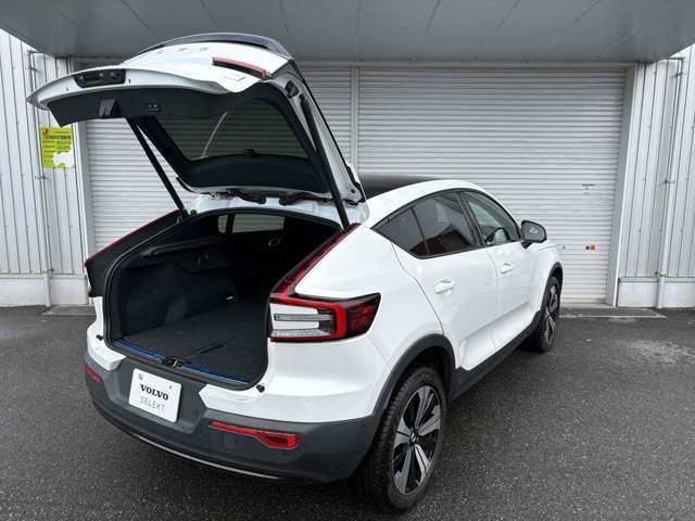 後方左右の視界が遮られて見通しが悪い駐車スペースから後進して出る際、リアバンパー左右に内蔵されたミリ波レーダーが、接近する車両や歩行者を検知します