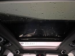 【パノラマルーフ】前後2枚のガラスルーフで室内全体が明るい空間に！フロントセクションはスライド機能があり外気を取り込むことも可能。さらに開放的なドライブを演出できます。