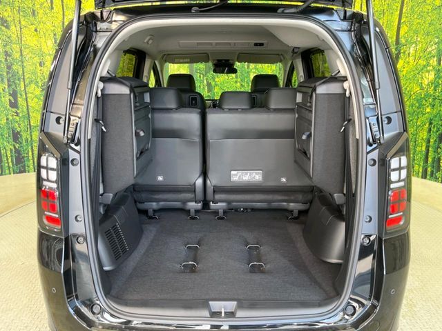 後席を格納すると、これだけの広さが！シーンに合わせたシートアレンジで、大きな荷物も積むことが出来ます♪