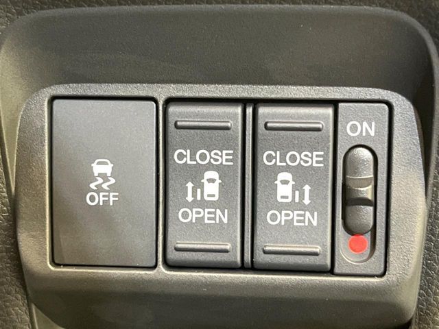 【両側パワースライドドア】スマートキーや運転席のスイッチで後席両側スライドドアの開閉が可能♪電動だから力を入れてドアを開ける必要が無く、小さなお子様でも簡単に開け閉めでき快適です♪