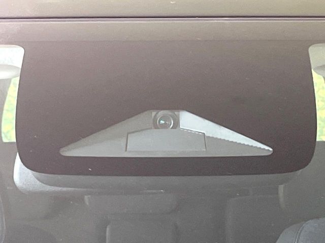 【ホンダセンシング】走行中に前方の車両等を認識し、衝突しそうな時は警報とブレーキで衝突回避と被害軽減をアシスト。より安全にドライブをお楽しみいただけます。