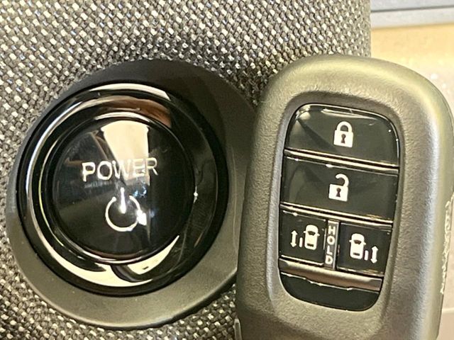 【Hondaスマートキー】カバンやポケットに入れたままでもドアの施錠・解錠が可能なスマートキーを装備。エンジンのオン・オフ時もカギを取り出す必要が無いからとっても便利です♪