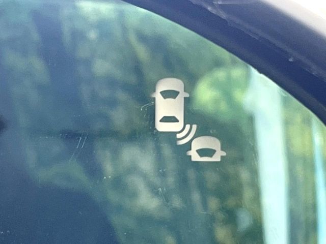 【ブラインドスポットインフォメーション】走行中、ドアミラーの死角になりやすい箇所に後続車が接近するとサイドミラー付近に警告を表示、ドライバーに注意喚起をしてくれます。