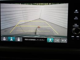 【バックカメラ】駐車時に後方がリアルタイム映像で確認できます。大型商業施設や立体駐車場での駐車時や、夜間のバック時に大活躍！運転スキルに関わらず、今や必須となった装備のひとつです！