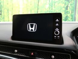 【メーカー純正ナビ】インテリアに溶け込むスタイリッシュな「専用設計」メーカーナビを装備♪視認性や操作性など基本性能にも優れ、より上質なカーライフをお楽しみいただけます。