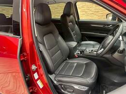 【レザーシート】ならではの高級感あふれる内装がこたわりのアイテム。見た目の高級感とより上質な座り心地をお楽しみください。